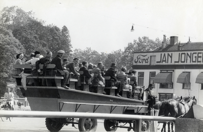 97554 Afbeelding van een tot noodvervoer omgebouwde paard en wagen op de Tolsteegbrug over de Stadsbuitengracht te ...